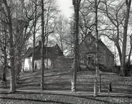 817494 Gezicht op de achtergevels van de huizen Manenburg 1-2 op het bolwerk Manenburg te Utrecht; uit het oosten.